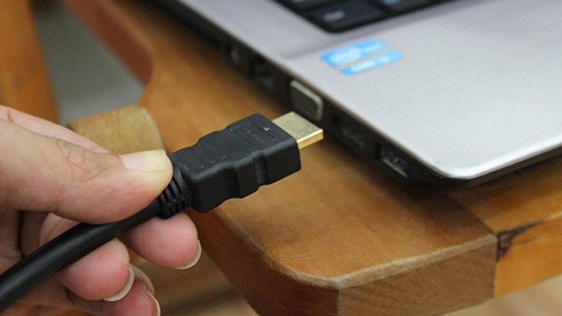 Cắm chính xác đầu dây HDMI vào cổng kết nối tích hợp 