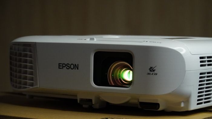 Epson EB 982W là lựa chọn hoàn hảo cho những văn phòng yêu cầu hình ảnh rõ nét