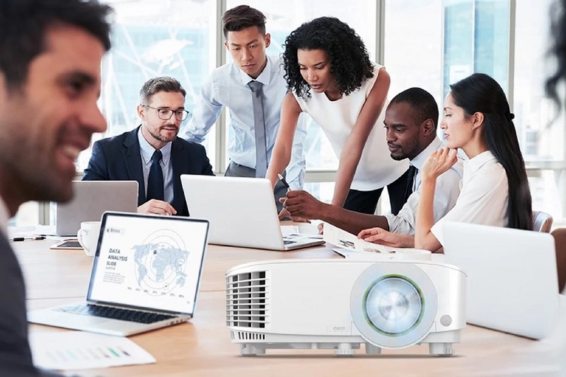 Sử dụng máy chiếu văn phòng tăng sự chuyên nghiệp và hiệu quả làm việc