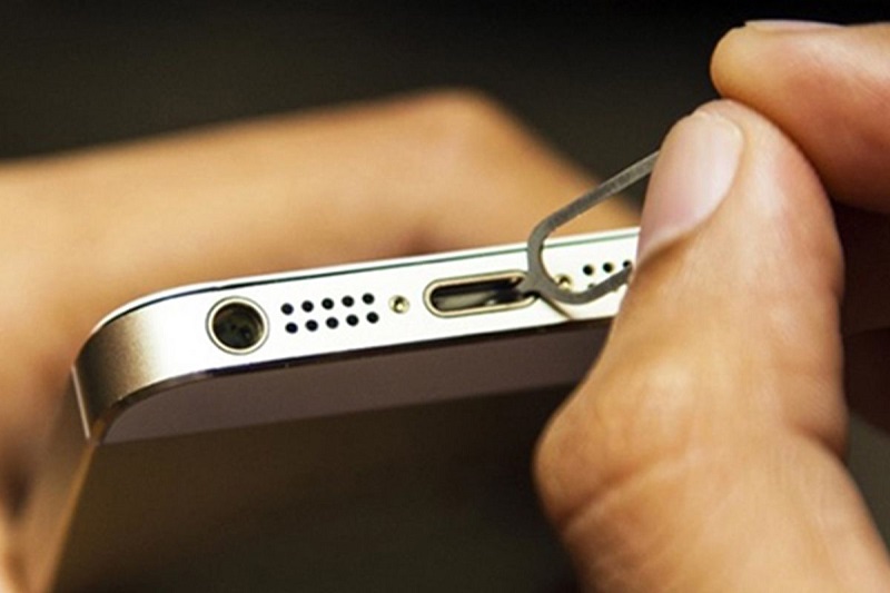 Vệ sinh cổng sạc Iphone định kỳ