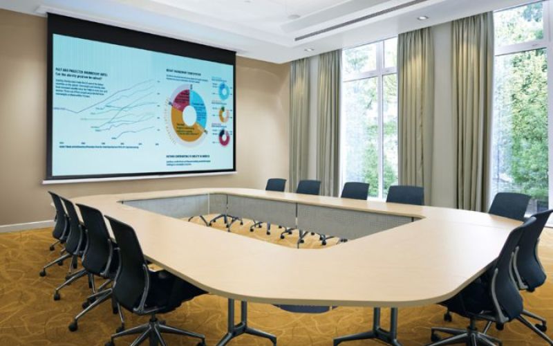 Sử dụng máy chiếu 4K trong phòng họp nhỏ rất tốn kém
