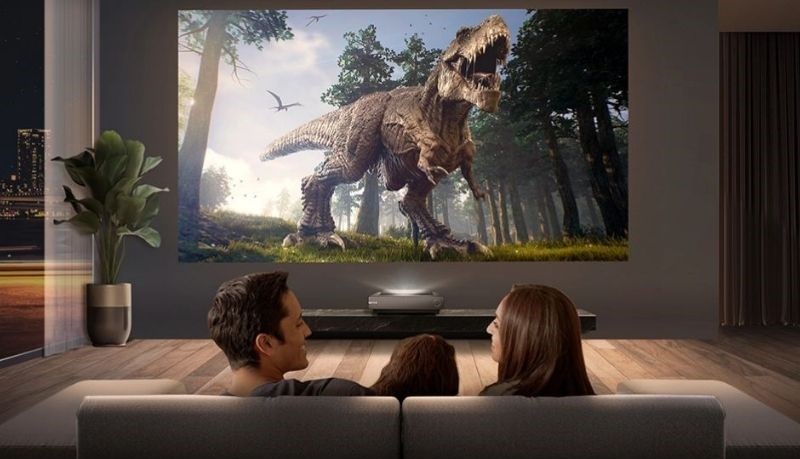 Máy chiếu được thiết kế để hiển thị hình ảnh lớn với khoảng cách ngắn