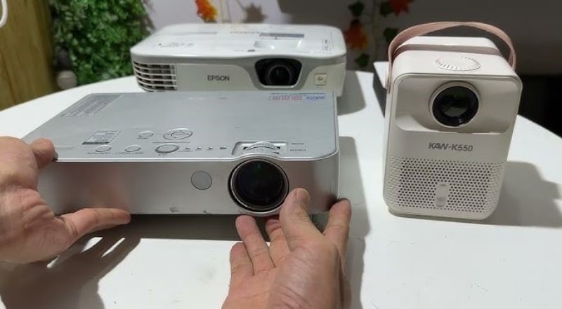 Việc kiểm tra ngoại hình máy chiếu giúp đảm bảo máy chiếu vẫn hoạt động bình thường