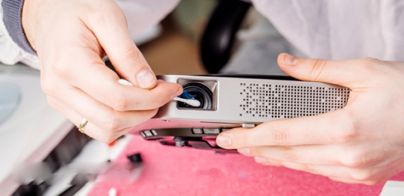 Không vệ sinh máy chiếu thường xuyên sẽ làm giảm hiệu suất của máy chiếu 